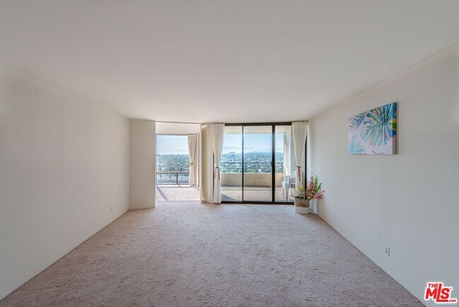 Building Photo - 4265 Marina City Dr
