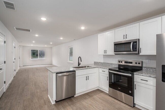 Foto del edificio - Live Brand-New in Hickory – Modern 3BR Townhome