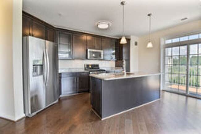 Building Photo - Spacious and Modern 2BR/2BA Condo in Norbe...