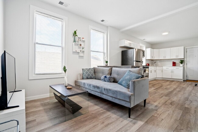 Building Photo - Urban Living: Spacious 2-Bedroom Haven in the Heart of Chicago!