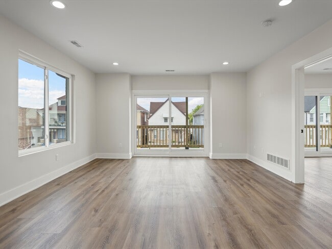 Building Photo - 3041 Holbrook St