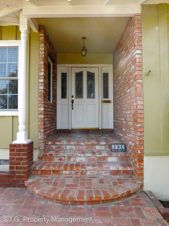 Building Photo - 9836 Cabanas Ave