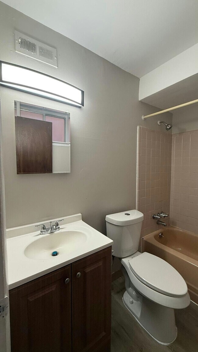 Foto del edificio - 24651 W McNichols Rd