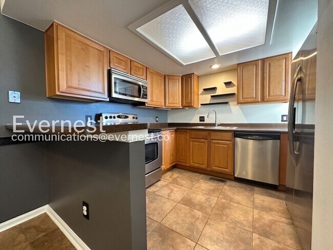 Foto del edificio - 2 Bed/2 Bath Townhome with Fenced Yard & Garage / Available Soon!