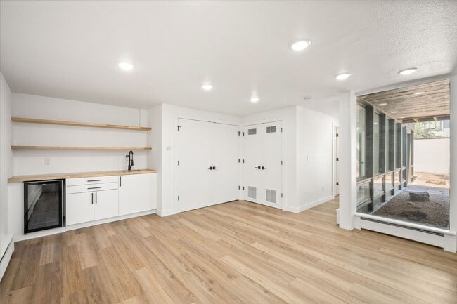 Building Photo - LUX 3BD, 3BA Foothills Home Only 5 Minutes...
