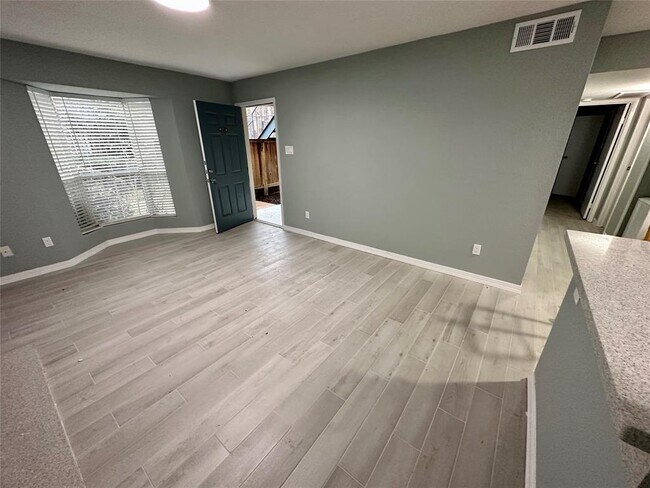 Building Photo - 3900 Woodchase Dr