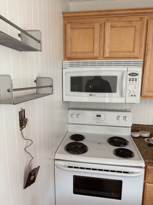 Foto del edificio - Townhome with two full baths one in each room for privacy plus a half bath downstairs for visitors.