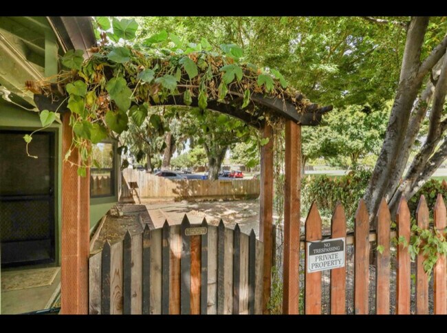 Building Photo - 2025 Ellison Dr