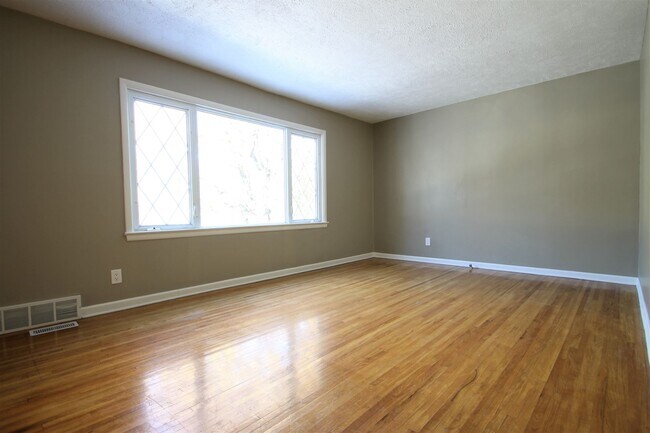 Building Photo - Inviting and Spacious 3 Bedroom / 3 Bathro...