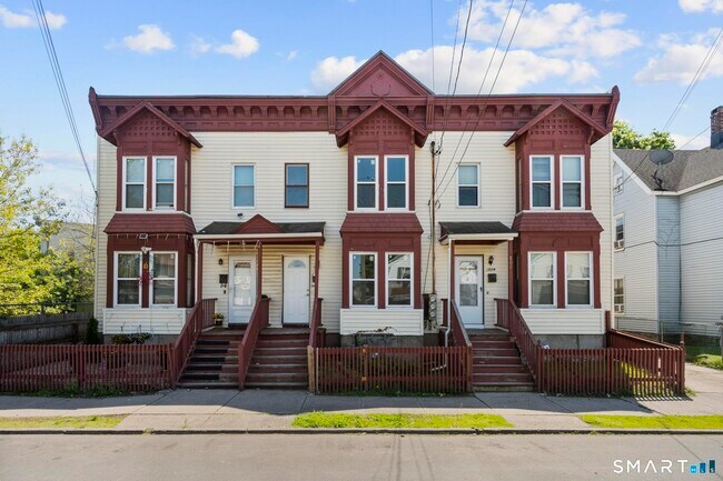 Building Photo - 704 Maple St