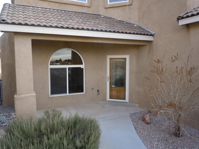 Building Photo - 108 Camino De La Sierra NE