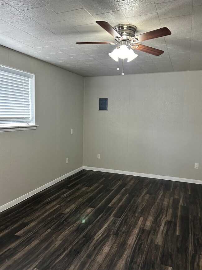 Building Photo - 1020 N Main St