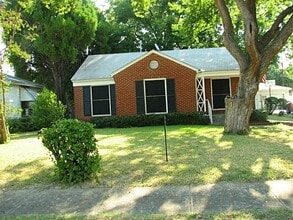 Building Photo - 7414 Robin Rd