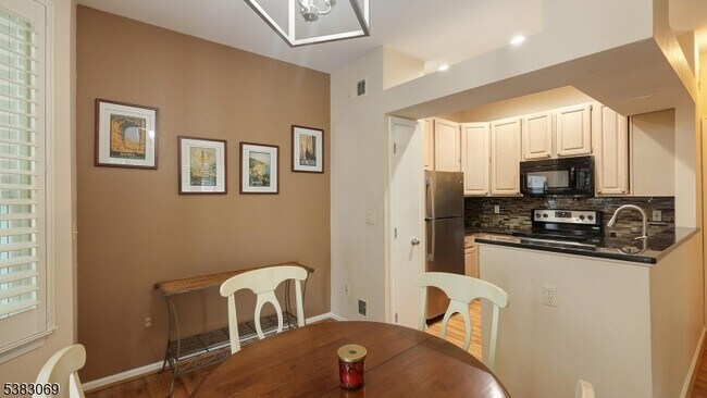 Building Photo - 19 Quail Brook Ct