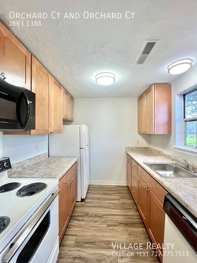 Building Photo - New Kitchen Cabinets! End-unit! Roomy 2-be...