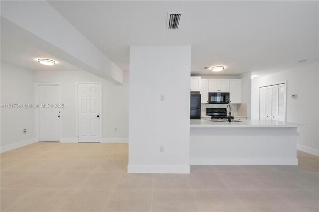 Building Photo - 2 bedroom in North Miami FL 33161
