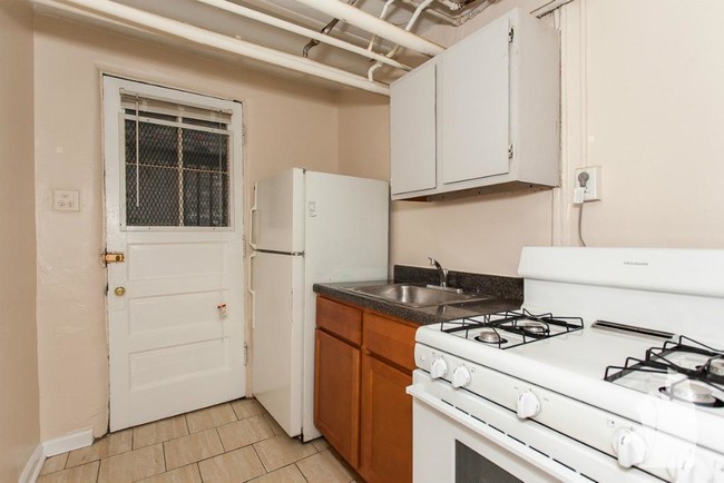 Building Photo - Cozy Studio Apartment in Lincoln Park!