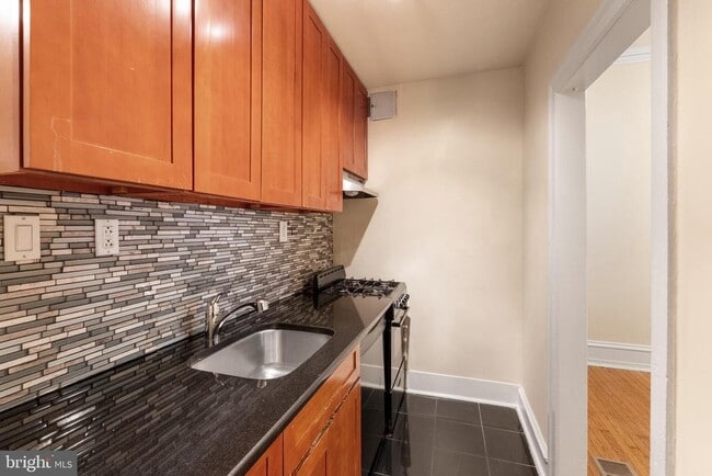 Foto del edificio - 2433 Fairmount Ave