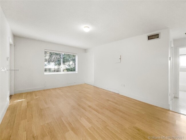 Building Photo - 1030 NE 80th St