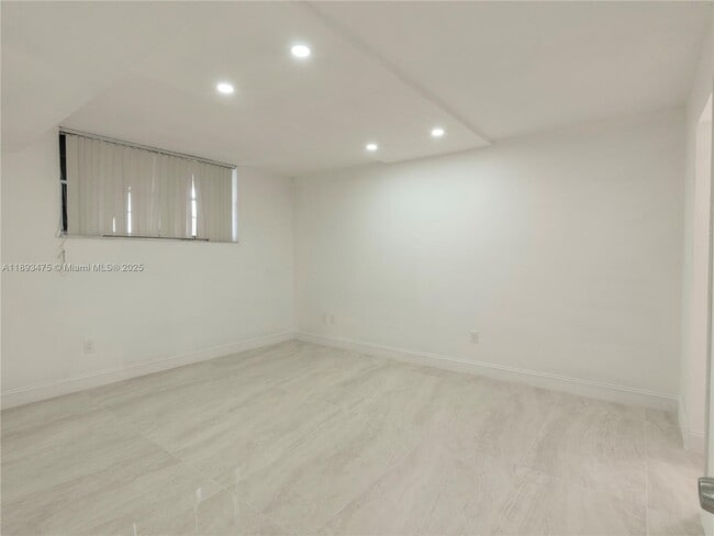 Building Photo - $2,150MONTHLY;3195 FOXCROFT RD #F211 MIRAM...