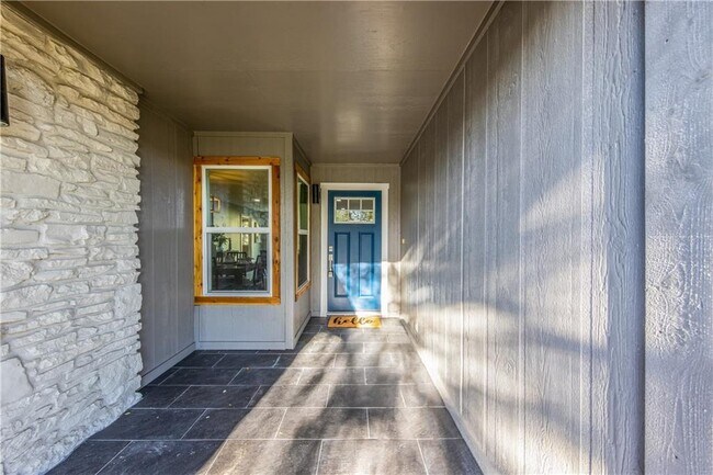 Building Photo - 2202 Donna Dr