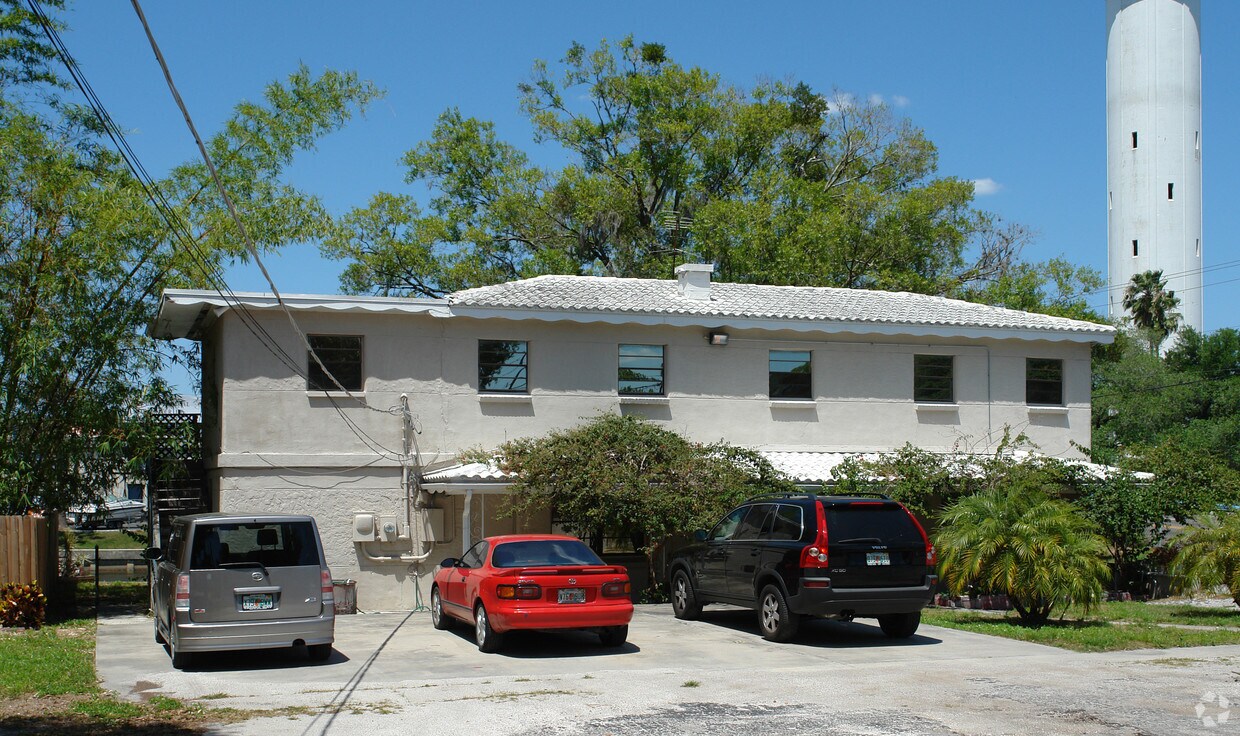 Foto del edificio - 8002 N Florida Ave