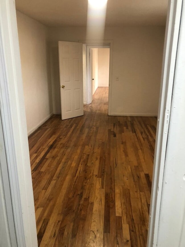 Building Photo - Sumner 2 Bedroom