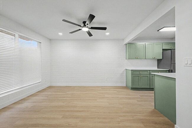 Foto del edificio - Gorgeous 2 Bed + Bonus Room | Large Private Yards | Resort Pool | 8 Weeks Free Rent!