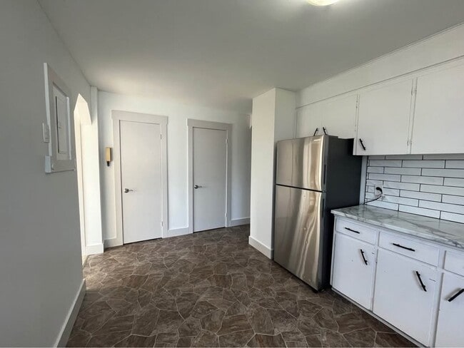 Building Photo - 46 Terris Ave