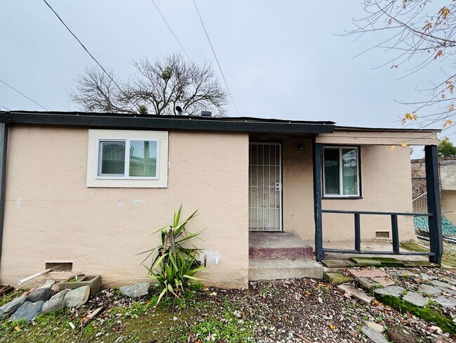 Building Photo - Cute Refurbished Studio Home.