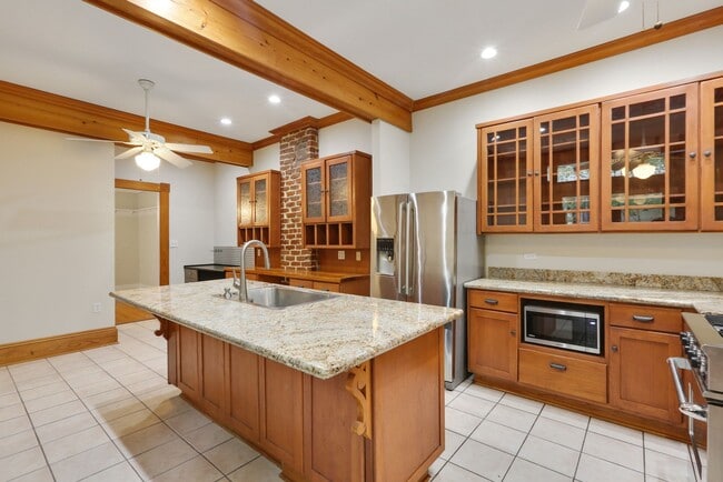 Building Photo - Fabulous University Duplex with gleaming f...