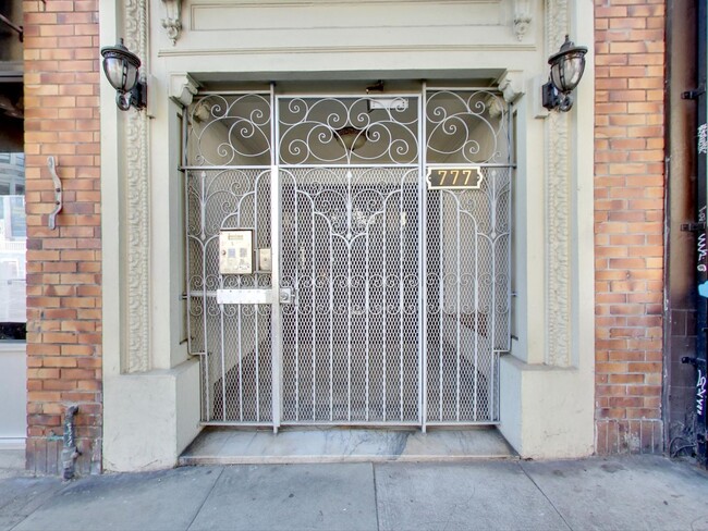 Building Photo - Renovated Studio Apartment in Lower Haight...