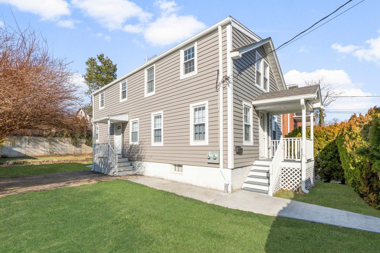 Primary Photo - 615 Hall St