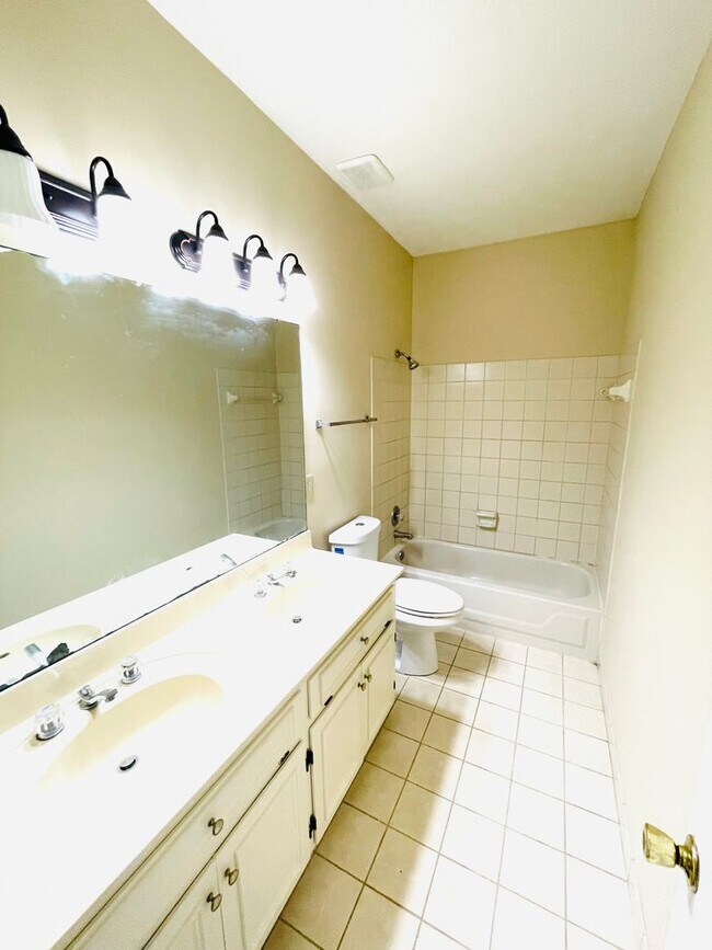 Building Photo - ** 4 bed 2 bath located off Atlanta Hwy **...