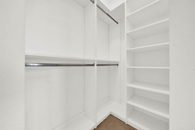 Photo du bâtiment - 2 - Bed + 2 - Bath Condo for Rent in Surrey!