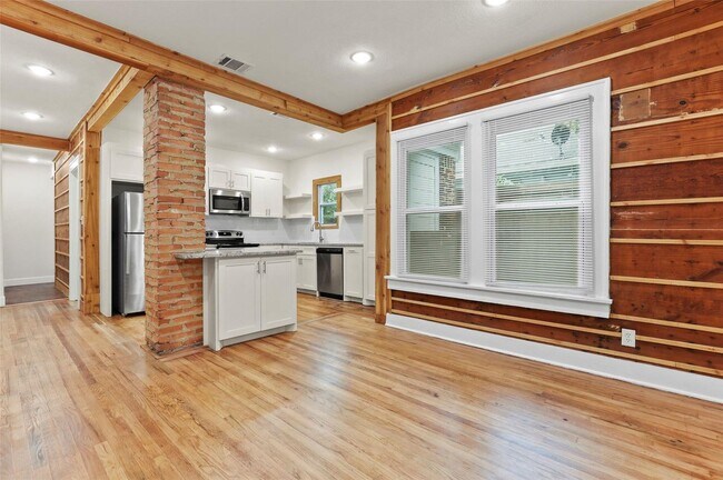 Foto del edificio - Remodeled Oak Cliff Craftsman