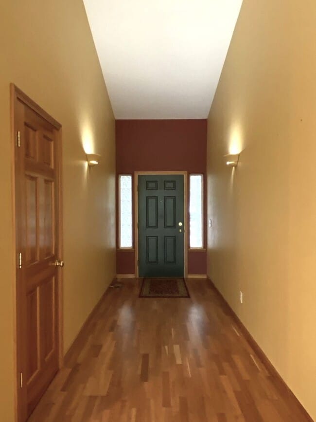 Building Photo - Private Hood River Home