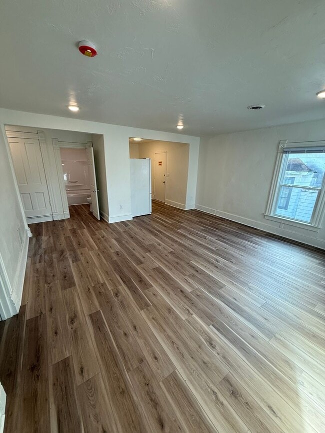 Building Photo - 654 Central St