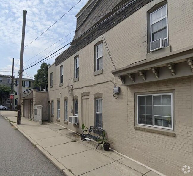 Building Photo - 143 Davis St