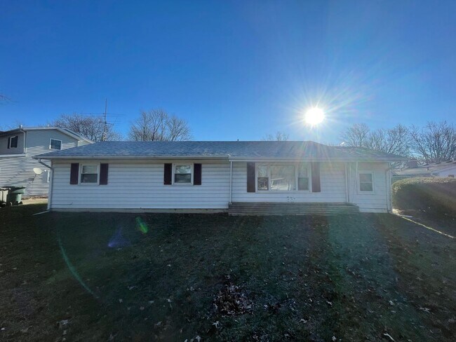 Building Photo - 3 Bedroom 1.5 Bathroom
