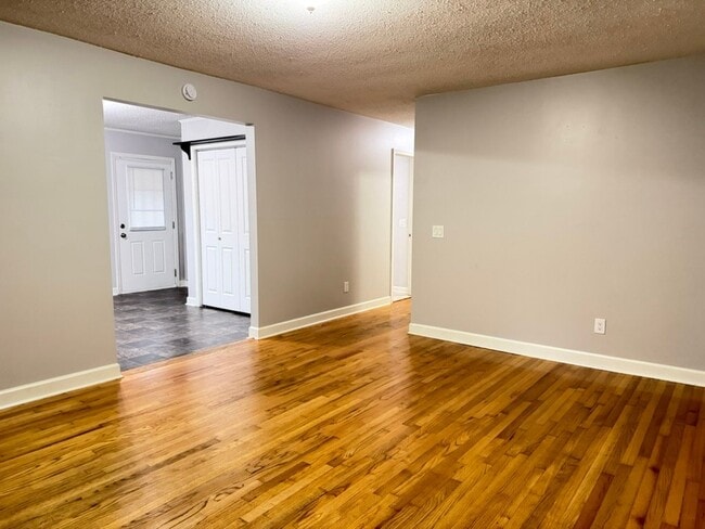 Building Photo - 818 Lynwood Dr