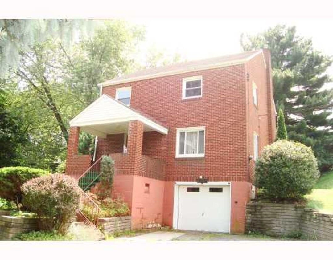 Primary Photo - 3 Bedroom - Peaceful Living Just Minutes f...