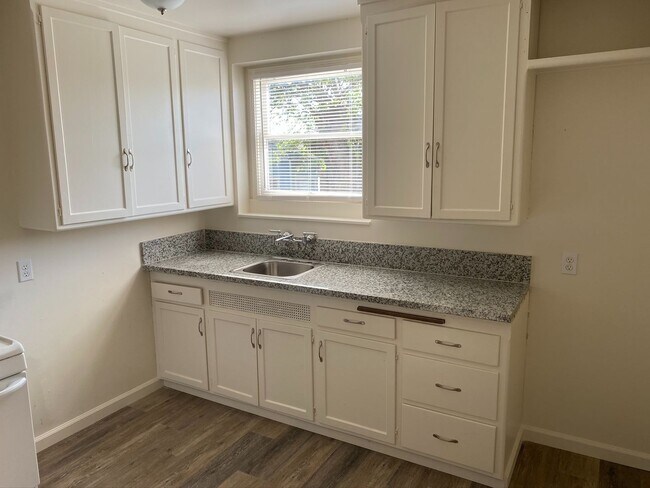Building Photo - 805 S. CLARK ST. - 2 BEDROOM 1 BATHROOM - ...