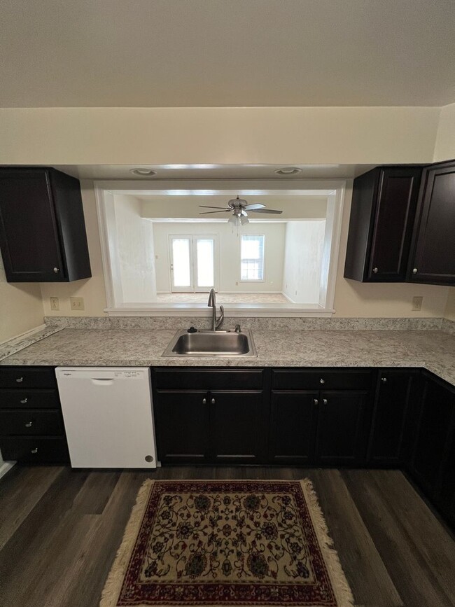 Foto del edificio - Large spacious Townhouse just blocks from ...