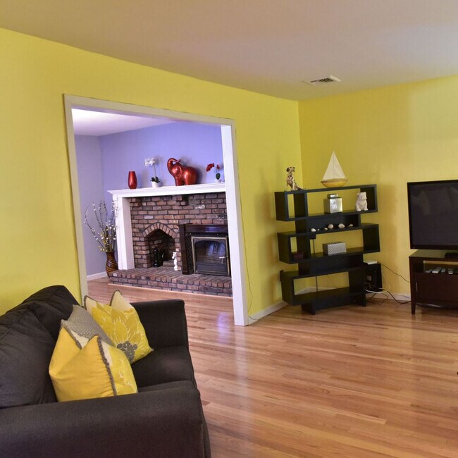 Living Room / Dining Room - 10 Robertson Ln