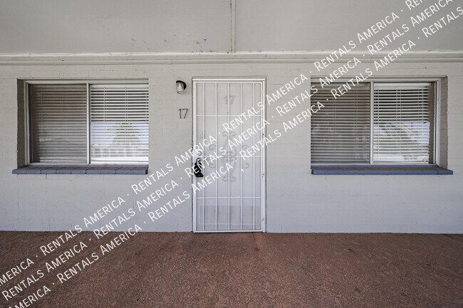 Foto del edificio - 6841 E 2nd St