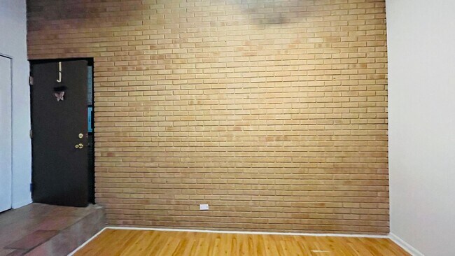 Foto del edificio - 6015 Lakeside Pl