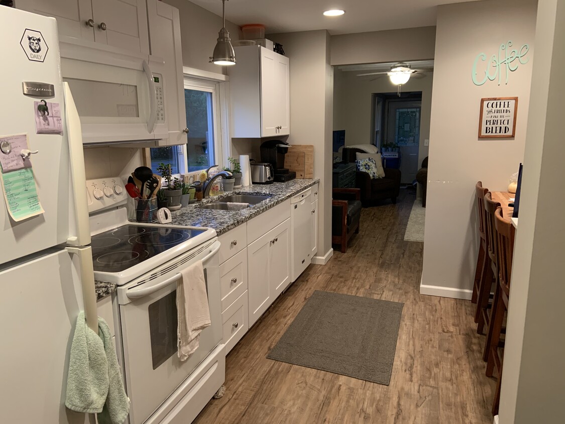 Kitchen with granite countertops - 118 New Brighton Rd