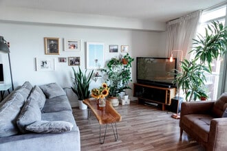 Building Photo - 550 Queens Quay W