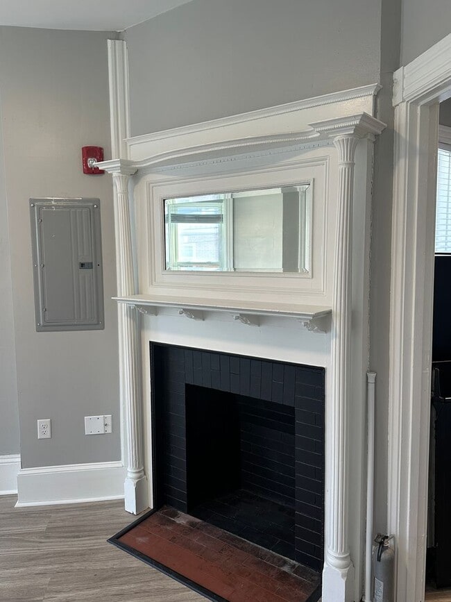 Building Photo - Beautifully Renovated 1 Bedroom Home Close to Downtown!